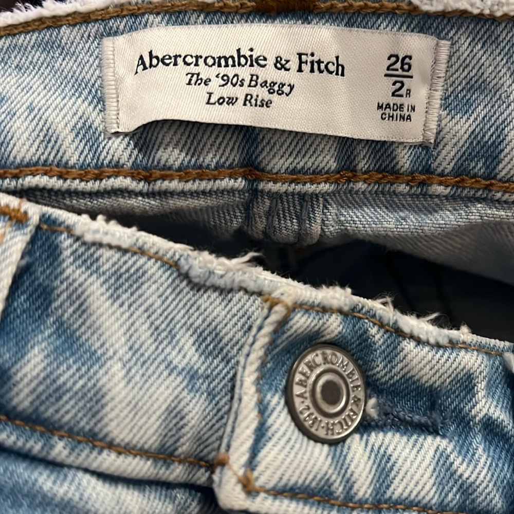 Abercrombie & Fitch The ‘90s Baggy Low Rise Jean Light Destroy Wash Size 26 - Picture 11 of 11